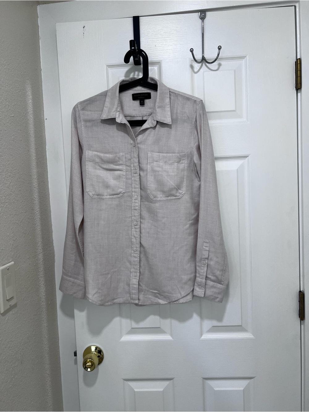 Banana Republic Cream Button-Front Shirt . - Picture 3 of 8